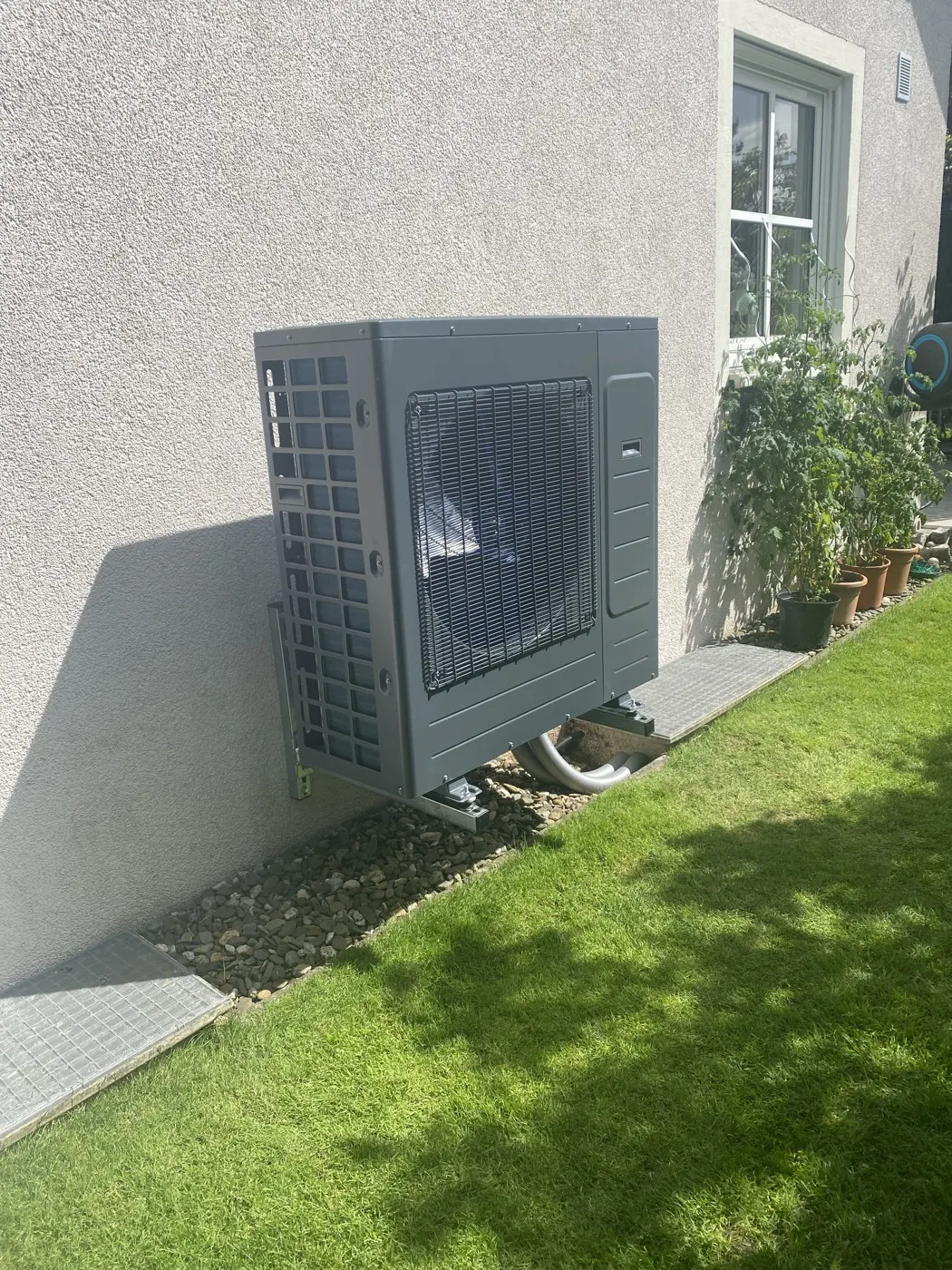 Wärmepumpen-Außeneinheit im Garten